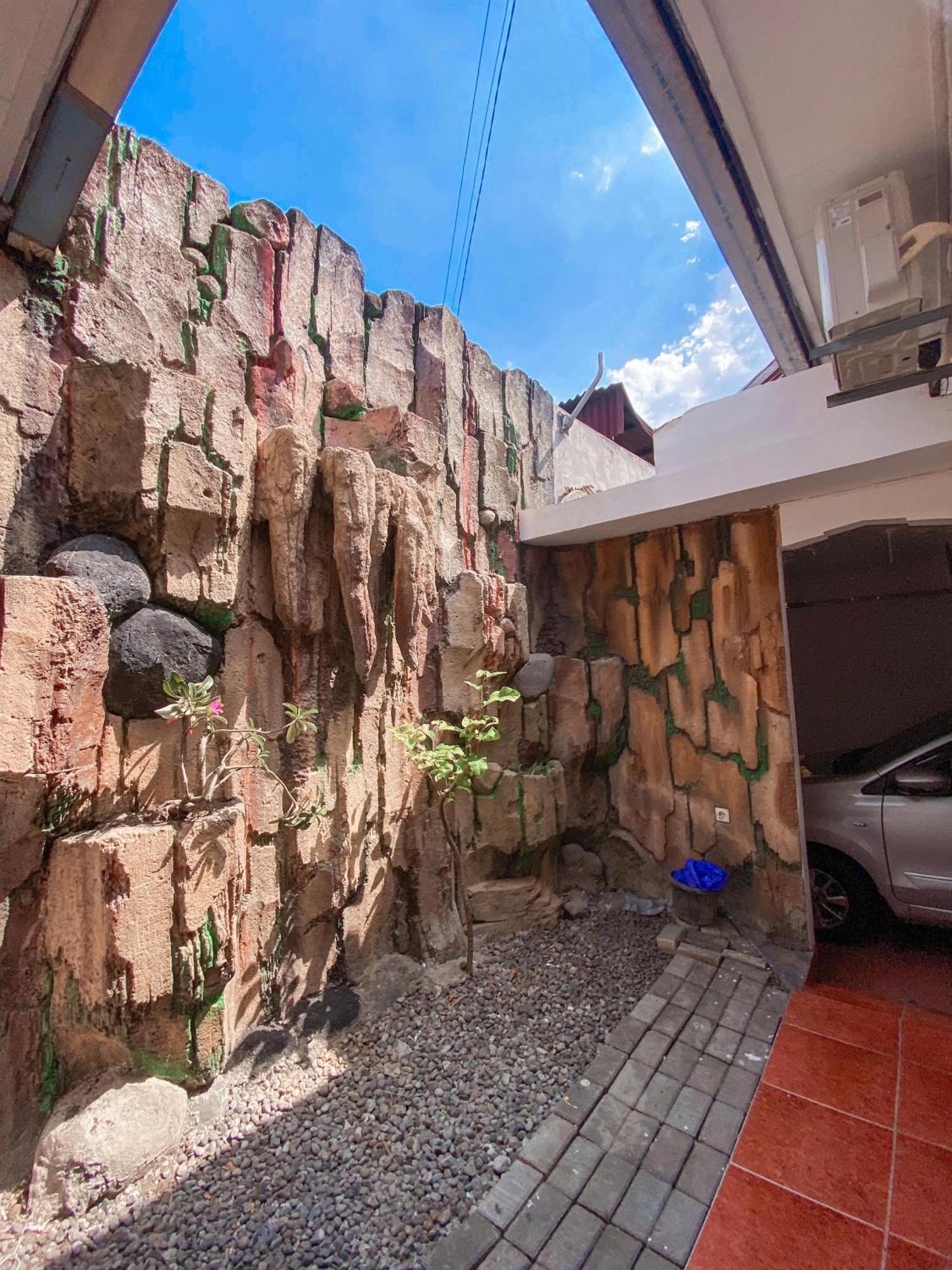 Laura's Backpacker 523 Vandrarhem Yogyakarta Exteriör bild